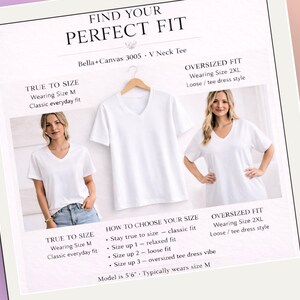 Pode incluir: Uma t-shirt branca com decote em V num cabide, ladeada por duas imagens de uma pessoa a usar a mesma t-shirt nos tamanhos M e 2XL. O gr&aacute;fico inclui o texto FIND YOUR PERFECT FIT, Bella+Canvas 3005 e instru&ccedil;&otilde;es de tamanho.