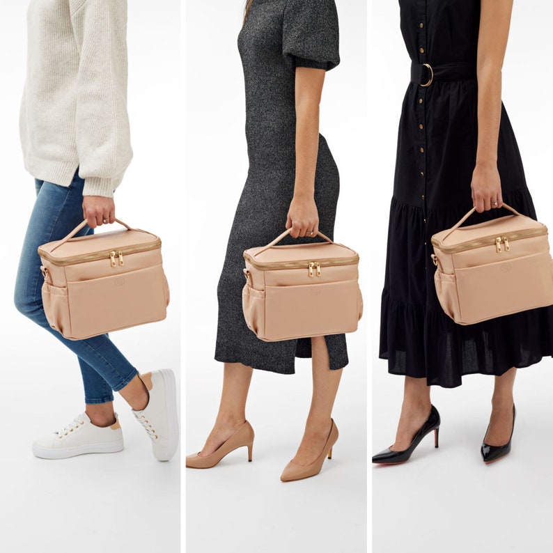 Peut inclure: Un sac &agrave; d&eacute;jeuner isotherme de couleur blush avec des fermetures &eacute;clair et des accessoires dor&eacute;s. Le sac a une poign&eacute;e sup&eacute;rieure et des poches lat&eacute;rales. Le sac est pr&eacute;sent&eacute; port&eacute; par une personne dans diff&eacute;rentes tenues.