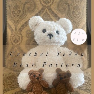 Könnte beinhalten: Ein weißer Häkelteddybär mit zwei kleineren braunen Häkelteddybären. Der Text "Crochet Teddy Bear Pattern" und "PDF File" ist im Bild sichtbar.