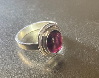 Bague grenat rouge vin en argent sterling avec lunette légère et tige simple