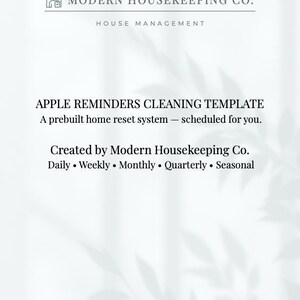 Peut inclure: Un graphique blanc avec le texte "MODERN HOUSEKEEPING CO." et "HOUSE MANAGEMENT." En dessous, il est &eacute;crit "APPLE REMINDERS CLEANING TEMPLATE" et "A prebuilt home reset system - scheduled for you." Le texte du bas indique "Created by Modern Housekeeping Co. Daily &bull; Weekly &bull; Monthly &bull; Quarterly &bull; Seasonal."