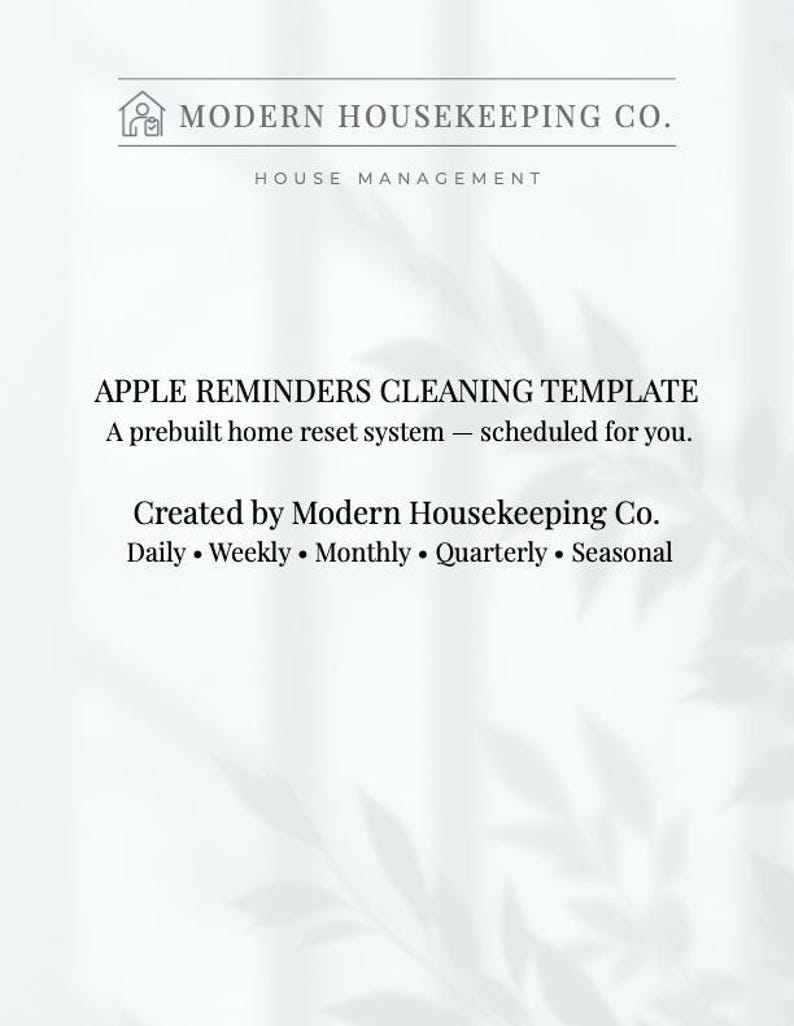 Peut inclure: Un graphique blanc avec le texte "MODERN HOUSEKEEPING CO." et "HOUSE MANAGEMENT." En dessous, il est &eacute;crit "APPLE REMINDERS CLEANING TEMPLATE" et "A prebuilt home reset system - scheduled for you." Le texte du bas indique "Created by Modern Housekeeping Co. Daily &bull; Weekly &bull; Monthly &bull; Quarterly &bull; Seasonal."
