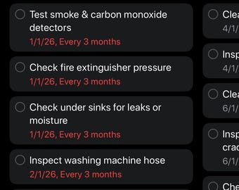 Peut inclure: Capture d'écran d'une application de liste de contrôle d'entretien ménager sur un téléphone portable. L'application répertorie les tâches trimestrielles, telles que le remplacement du filtre HVAC et l'inspection du toit. L'interface est sombre avec du texte vert.