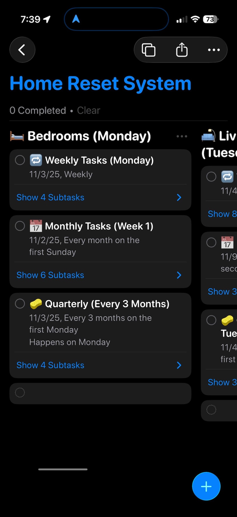 Peut inclure: Capture d'&eacute;cran d'une interface d'application mobile avec un fond sombre. L'application, intitul&eacute;e "Home Reset System", affiche une liste de t&acirc;ches class&eacute;es par jour, dont "Bedrooms (Monday)" et "Weekly Tasks (Monday)".
