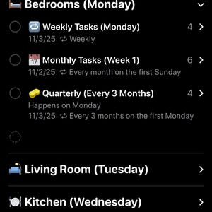 Peut inclure: Capture d'&eacute;cran d'une interface d'application mobile sur fond noir. L'application, intitul&eacute;e "Home Reset System", r&eacute;pertorie les t&acirc;ches pour chaque jour de la semaine, notamment "Chambres", "T&acirc;ches hebdomadaires", "T&acirc;ches mensuelles" et "Trimestrielles".