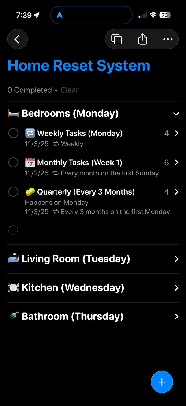 Peut inclure: Capture d'&eacute;cran d'une interface d'application mobile sur fond noir. L'application, intitul&eacute;e "Home Reset System", r&eacute;pertorie les t&acirc;ches pour chaque jour de la semaine, notamment "Chambres", "T&acirc;ches hebdomadaires", "T&acirc;ches mensuelles" et "Trimestrielles".