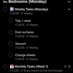 Peut inclure: Capture d'&eacute;cran d'une interface d'application mobile intitul&eacute;e "Home Reset System". L'&eacute;cran affiche une liste de contr&ocirc;le avec des t&acirc;ches class&eacute;es par pi&egrave;ce et par jour, comme "Chambres (Lundi)" et "Salon (Mardi)".
