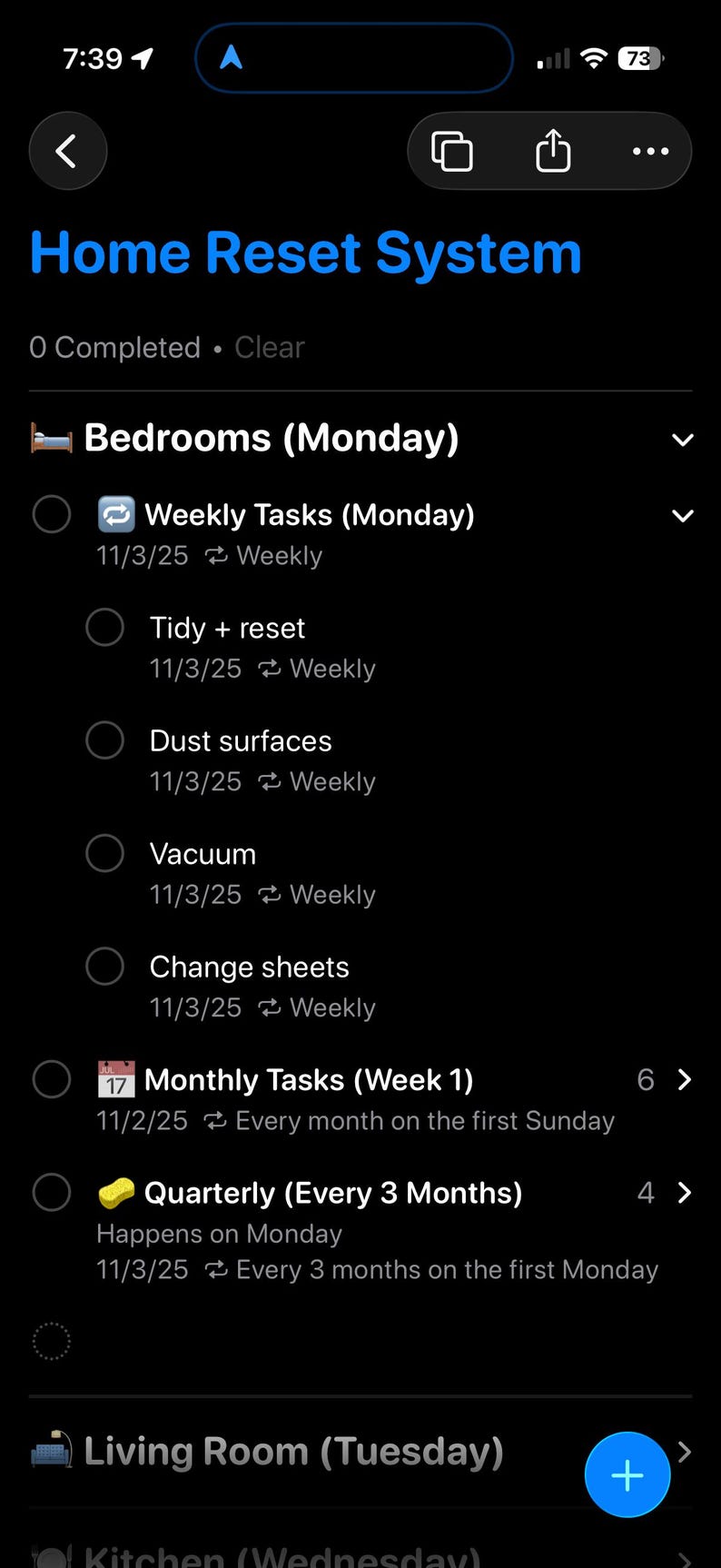 Peut inclure: Capture d'&eacute;cran d'une interface d'application mobile intitul&eacute;e "Home Reset System". L'&eacute;cran affiche une liste de contr&ocirc;le avec des t&acirc;ches class&eacute;es par pi&egrave;ce et par jour, comme "Chambres (Lundi)" et "Salon (Mardi)".