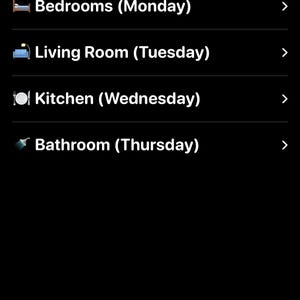 Peut inclure: Capture d'&eacute;cran d'une application mobile intitul&eacute;e "Home Reset System". L'application affiche une liste de t&acirc;ches pour diff&eacute;rentes pi&egrave;ces, telles que les chambres, le salon, la cuisine et la salle de bain, programm&eacute;es pour des jours sp&eacute;cifiques.