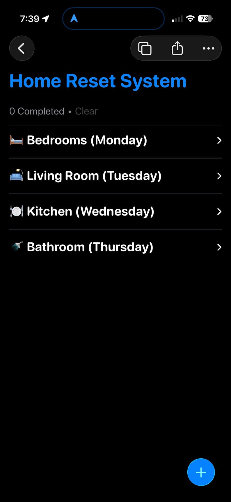 Peut inclure: Capture d'&eacute;cran d'une application mobile intitul&eacute;e "Home Reset System". L'application affiche une liste de t&acirc;ches pour diff&eacute;rentes pi&egrave;ces, telles que les chambres, le salon, la cuisine et la salle de bain, programm&eacute;es pour des jours sp&eacute;cifiques.