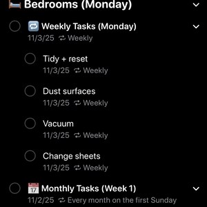 Peut inclure: Capture d'&eacute;cran d'une application mobile affichant un "Home Reset System" avec une liste de t&acirc;ches. L'application montre des t&acirc;ches hebdomadaires et mensuelles, incluant des activit&eacute;s de nettoyage et de rangement. L'interface est sombre avec du texte blanc.