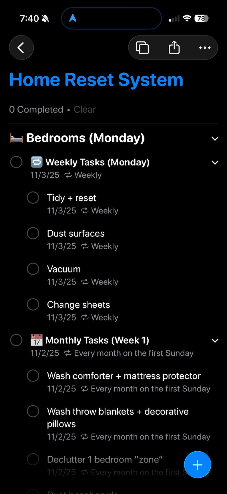 Peut inclure: Capture d'&eacute;cran d'une application mobile affichant un "Home Reset System" avec une liste de t&acirc;ches. L'application montre des t&acirc;ches hebdomadaires et mensuelles, incluant des activit&eacute;s de nettoyage et de rangement. L'interface est sombre avec du texte blanc.