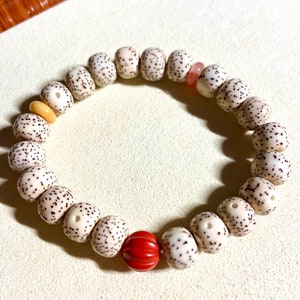 Bracelet made of Bodhi beads. Natural.