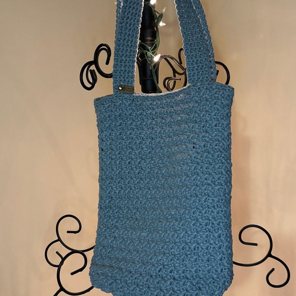 Crocheted bucket style bag, fully lined with two pockets.  Medium/Large size for everyday use or great for travel or a trip to the beach.