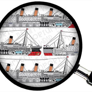 K&ouml;nnte beinhalten: Vergr&ouml;&szlig;erte Ansicht eines sich wiederholenden Musters mit detaillierten Illustrationen eines Schiffes. Die Schiffe sind haupts&auml;chlich wei&szlig; mit roten und schwarzen Akzenten und orangefarbenen Schornsteinen. Die Lupe hat einen schwarzen Griff und Rahmen.