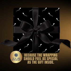 Puede incluir: Una caja de regalo cuadrada envuelta en papel negro con un patr&oacute;n repetitivo de espermatozoides blancos, atada con un lazo de cinta de sat&eacute;n negro. Un logotipo circular dorado dice The Gift Wrap Emporium, con el texto: Because the wrapping should feel as special as the gift inside.