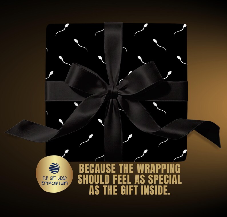 Puede incluir: Una caja de regalo cuadrada envuelta en papel negro con un patr&oacute;n repetitivo de espermatozoides blancos, atada con un lazo de cinta de sat&eacute;n negro. Un logotipo circular dorado dice The Gift Wrap Emporium, con el texto: Because the wrapping should feel as special as the gift inside.