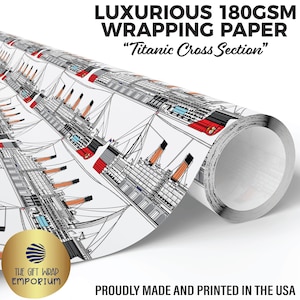 K&ouml;nnte beinhalten: Eine Rolle luxuri&ouml;ses 180 g/m&sup2; Geschenkpapier mit einer detaillierten Illustration des Querschnitts der Titanic. Das Papier ist wei&szlig; mit schwarzen, roten, orangefarbenen und blauen Akzenten. Das Logo von The Gift Wrap Emporium ist sichtbar.