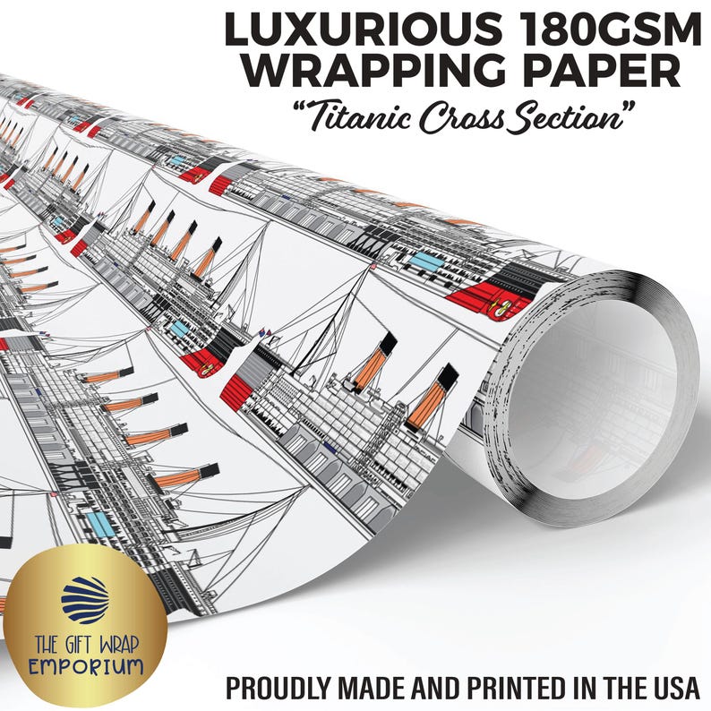K&ouml;nnte beinhalten: Eine Rolle luxuri&ouml;ses 180 g/m&sup2; Geschenkpapier mit einer detaillierten Illustration des Querschnitts der Titanic. Das Papier ist wei&szlig; mit schwarzen, roten, orangefarbenen und blauen Akzenten. Das Logo von The Gift Wrap Emporium ist sichtbar.