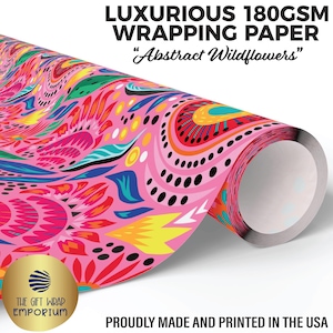 Puede incluir: Un rollo de papel de regalo lujoso con un vibrante dise&ntilde;o floral en rosa, amarillo, azul y rojo. El papel est&aacute; etiquetado como "Abstract Wildflowers" y es de 180GSM. El logotipo de The Gift Wrap Emporium es visible.