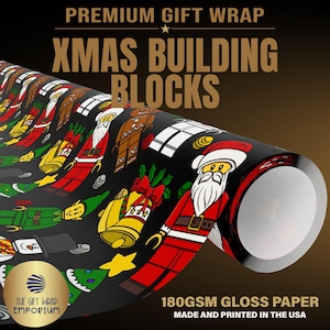 Puede incluir: Un rollo de papel de regalo negro con un patr&oacute;n repetitivo de figuras de bloques de construcci&oacute;n con tem&aacute;tica navide&ntilde;a, incluyendo a Santa Claus, elfos, mu&ntilde;ecos de nieve, campanas y regalos. El texto dice PREMIUM GIFT WRAP, XMAS BUILDING BLOCKS.
