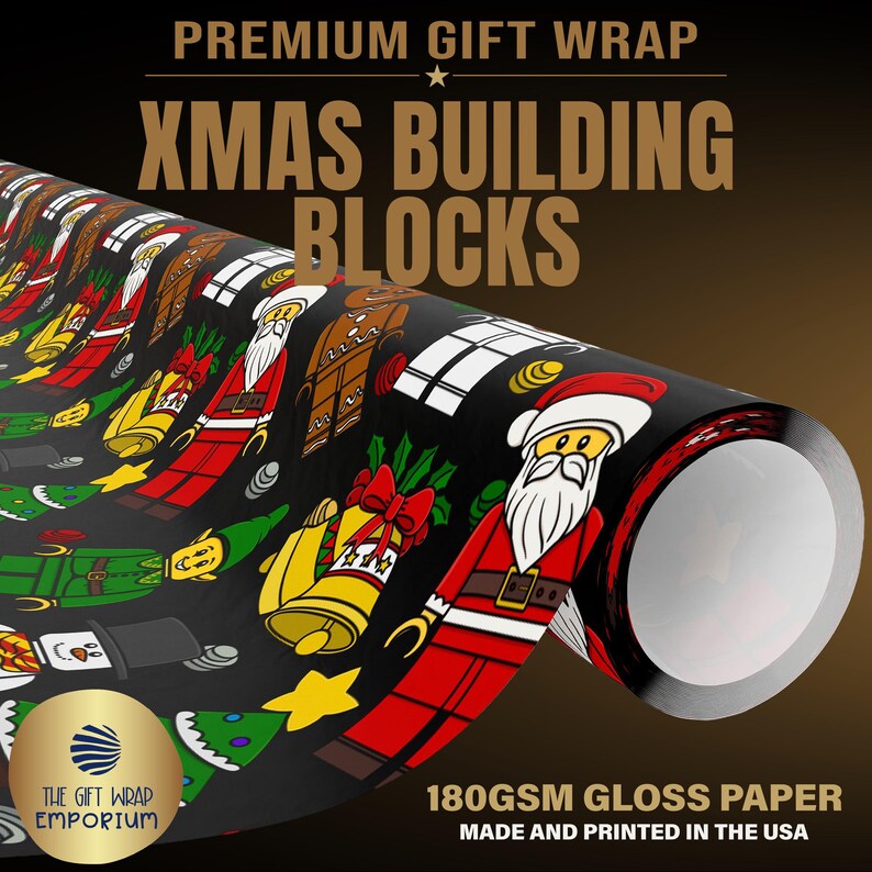 Puede incluir: Un rollo de papel de regalo negro con un patr&oacute;n repetitivo de figuras de bloques de construcci&oacute;n con tem&aacute;tica navide&ntilde;a, incluyendo a Santa Claus, elfos, mu&ntilde;ecos de nieve, campanas y regalos. El texto dice PREMIUM GIFT WRAP, XMAS BUILDING BLOCKS.
