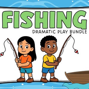 Puede incluir: Ilustración de dos niños sosteniendo cañas de pescar, con la palabra "FISHING" en letras verdes grandes arriba. El texto "DRAMATIC PLAY BUNDLE" está debajo. Un bote marrón está en el agua. El fondo es azul con detalles de olas blancas.