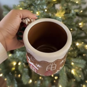 Taza de cerámica de Talavera de 15 oz con diseño de casa navideña pintada a mano, con asa de bastón de caramelo o detalle de pino, hecha en Puebla, México, regalo de decoración navideña.