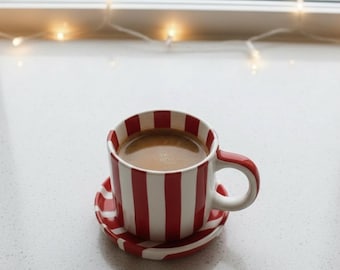 Taza de cerámica con rayas rojas y platillo a juego, hecha en México