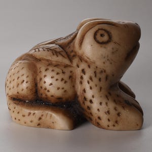 Caliza Stone Frog Power Animal Coca Leaf Q&#39;intu carving hand crafted Sacred Valley Peru S52523