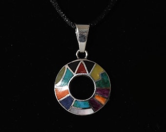 Colgante Calendario Inca con Incrustación de Piedra y Concha en Plata 950 Valle Sagrado P112548