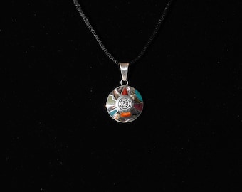 Colgante Calendario Inca con Incrustación de Piedra, Plata 950, Perú, Valle Sagrado, P52539