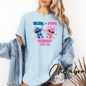Puede incluir: Camiseta azul claro con un gr&aacute;fico de Stitch y Angel de Lilo & Stitch. El texto "Blue or Pink Mommy Loves You" est&aacute; impreso en la camiseta.