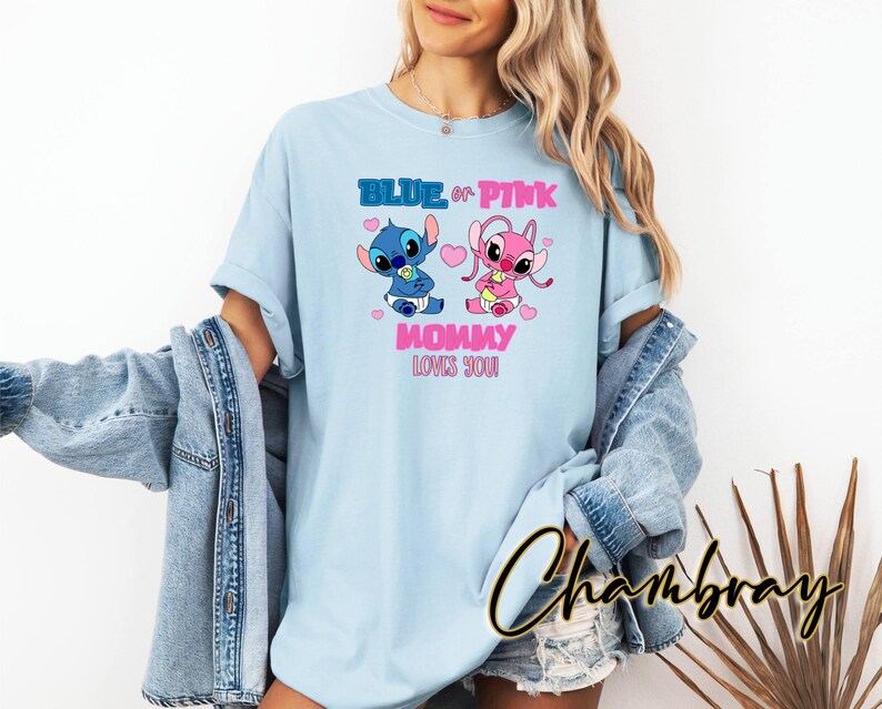 Puede incluir: Camiseta azul claro con un gr&aacute;fico de Stitch y Angel de Lilo & Stitch. El texto "Blue or Pink Mommy Loves You" est&aacute; impreso en la camiseta.