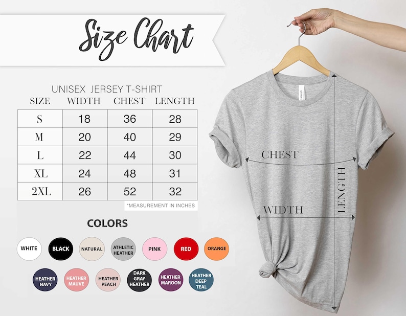 Puede incluir: Una camiseta unisex gris claro colgada en una percha. La imagen incluye una tabla de tallas con medidas en pulgadas para ancho, pecho y largo, y una carta de colores con varias opciones.