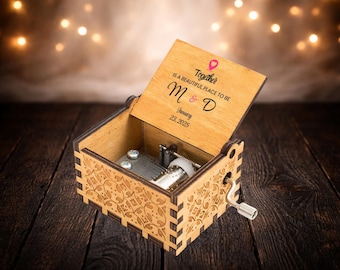 Caixa de Música de Madeira Personalizada para Casamento com Nomes e Data Gravados - Lembrança Romântica para Casais