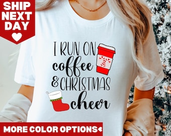 Ik ren op koffie en kerstshirt, grappig kerstshirt, cadeau kerstshirt, kerstcadeau en kerstshirt, koffieliefhebber T-shirt