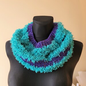 Cuello esponjoso hecho a mano, accesorio moderno y acogedor.