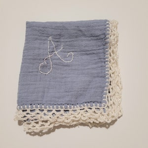 Ein handgefertigtes Taschentuch mit gesticktem Monogramm, entzückendes und persönliches Accessoire