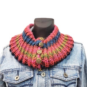 Cuello cálido hecho a mano, accesorio moderno y acogedor.