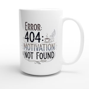 Può includere: Tazza da caffè in ceramica bianca con la scritta "ERROR: 404: MOTIVATION NOT FOUND" in nero e grigio. È inclusa anche una piccola grafica a tazza di caffè. La tazza ha un manico grande.