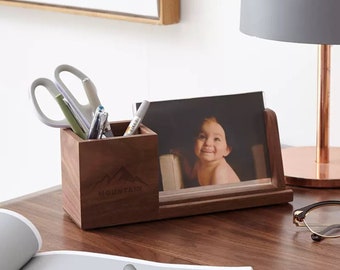 Gepersonaliseerde pennenhouder fotolijst, houten bureau-organizer met telefoonstandaard, potloodbeker, aangepaste kantoororganisator, cadeau voor afstuderen, team