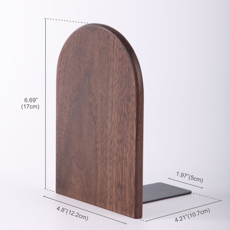 Pu&ograve; includere: Un fermalibri singolo in legno con finitura marrone scuro. Il fermalibri ha una parte superiore ad arco e una base rettangolare. Misura 17 cm di altezza, 12,2 cm di larghezza e 10,7 cm di profondit&agrave;. La base &egrave; larga 5 cm.