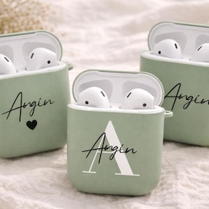 Könnte beinhalten: Eine weiße Keramiktasse mit schwarzem Henkel und dem Text "But First, Coffee" in schwarzer, fetter Schrift. Die Tasse steht auf einer weißen Oberfläche.