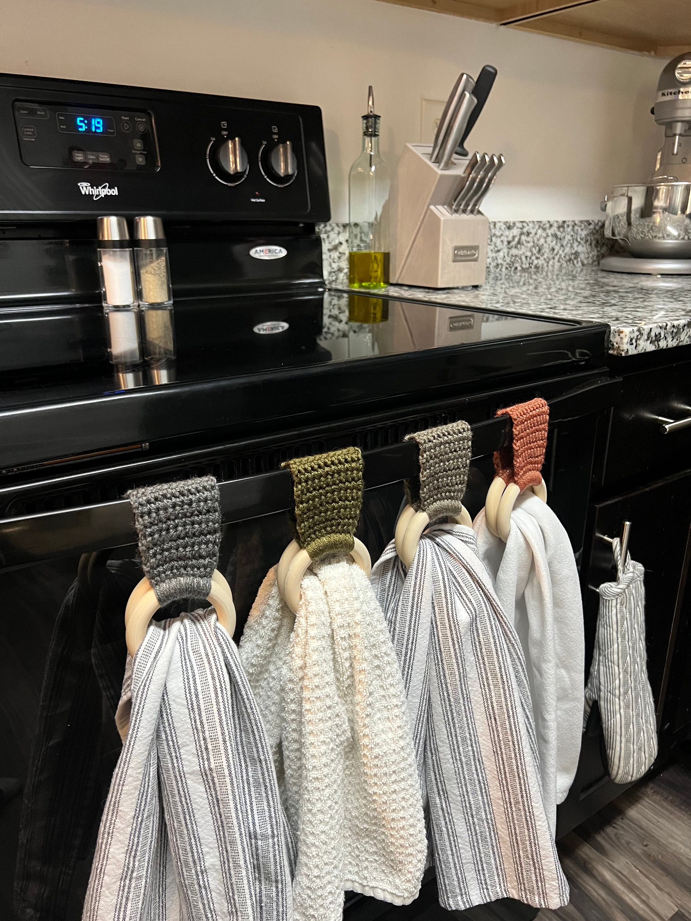3Pcs 3 Colors Leather Towel Holder Hanging Loop Kitchen Hand Dish Towel Ring Wood Hooks Rack Storage Oven Door Hanger Clips Diy Kitchen Bathroom Cabi