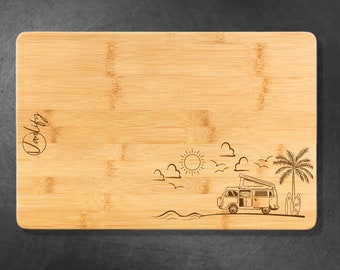 Tábua de corte de bambu personalizada com gravação a laser, um presente para entusiastas de autocaravanas e do estilo de vida nômade em vans - Combi roof - praia