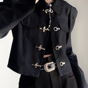 Schwarzes Hanfu Crop Top Metallknopf Dekor kurze Jacke Vant Garde Blazer Schulter gepolsterter Anzug Metall-Punk-Crop-Jacke lässiger Blazer Bild 1