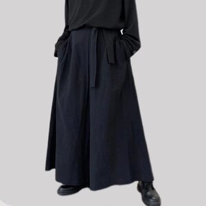 Culottes acampanados negros unisex/pantalones de pierna ancha Yamamoto con decoración de cinta//pantalón de harén suave y fresco/ pantalones hakama/ Pantalones culotte negros imagen 1