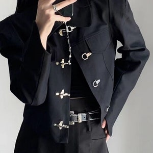 Schwarzes Hanfu Crop Top Metallknopf Dekor kurze Jacke Vant Garde Blazer Schulter gepolsterter Anzug Metall-Punk-Crop-Jacke lässiger Blazer Bild 7