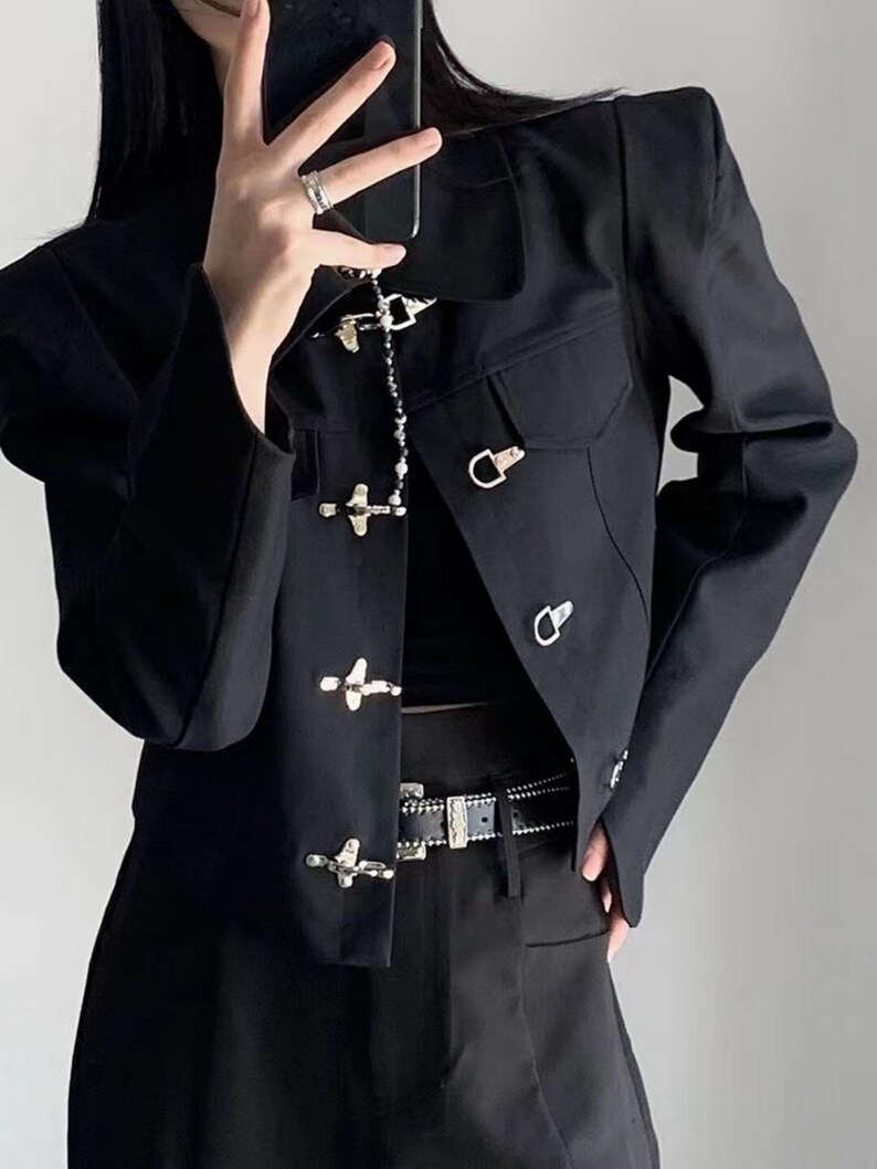 Schwarzes Hanfu Crop Top Metallknopf Dekor kurze Jacke Vant Garde Blazer Schulter gepolsterter Anzug Metall-Punk-Crop-Jacke lässiger Blazer Bild 7